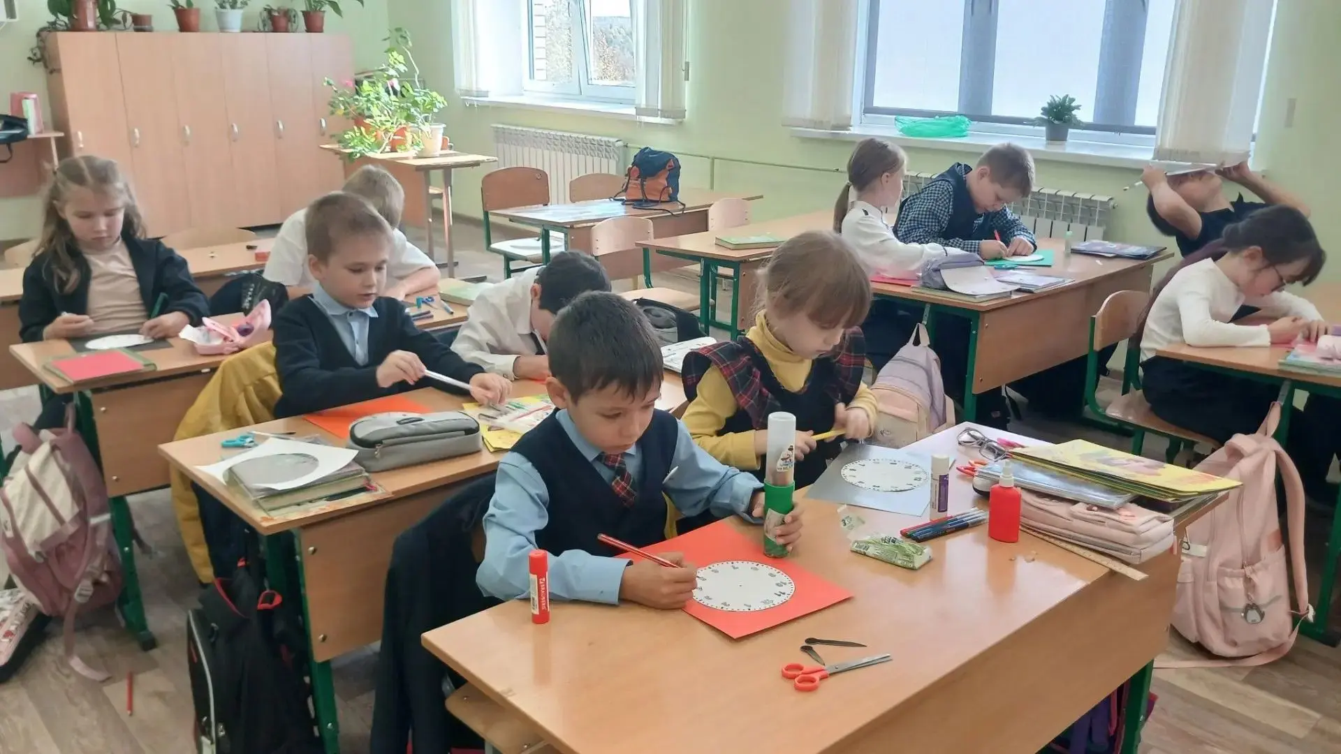 Во 2 «Б» классе прошел мастер-класс ко Дню отца