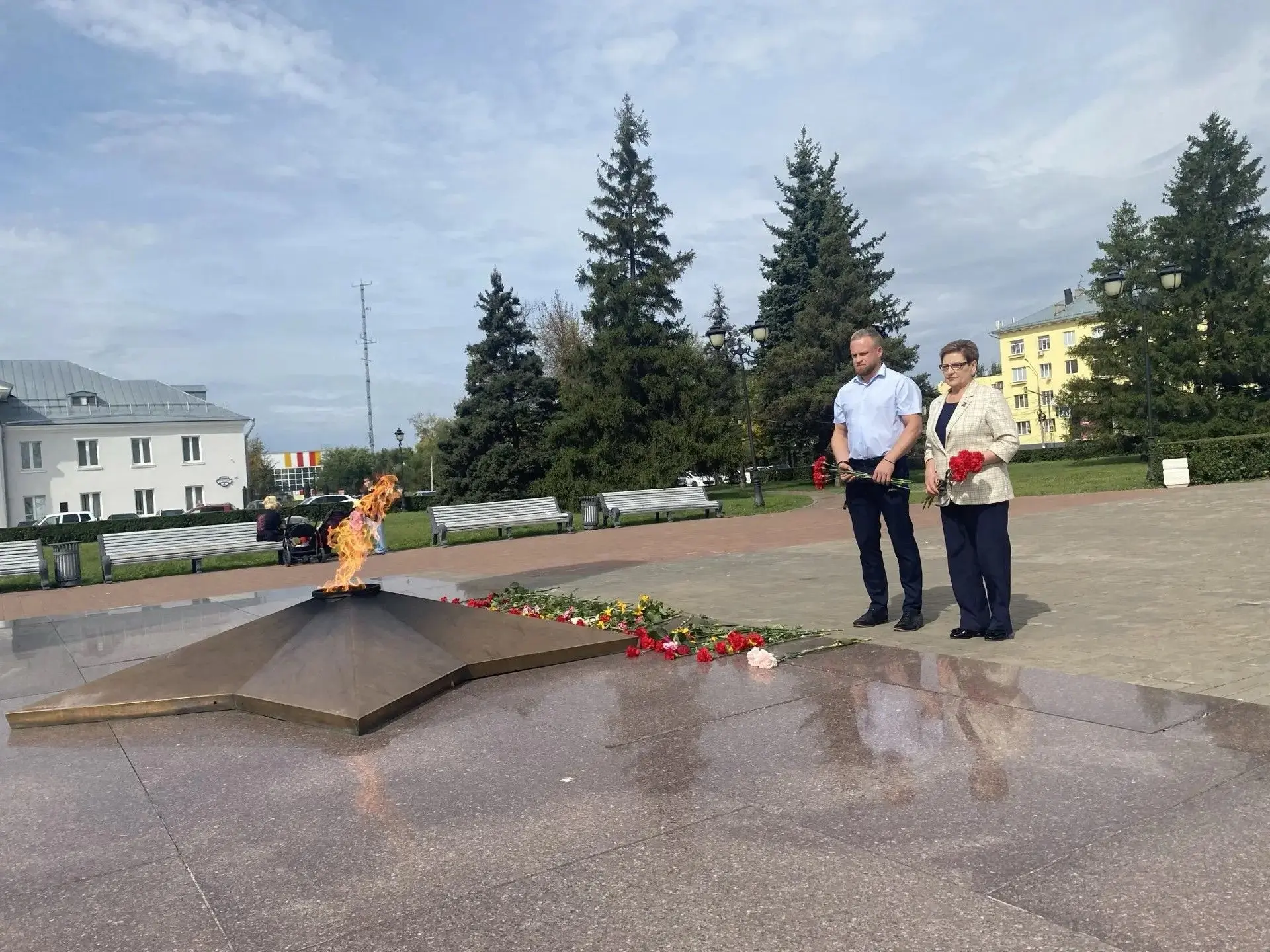 Вчера я принял участие в церемонии возложения цветов к Вечному огню на площади Свободы ...