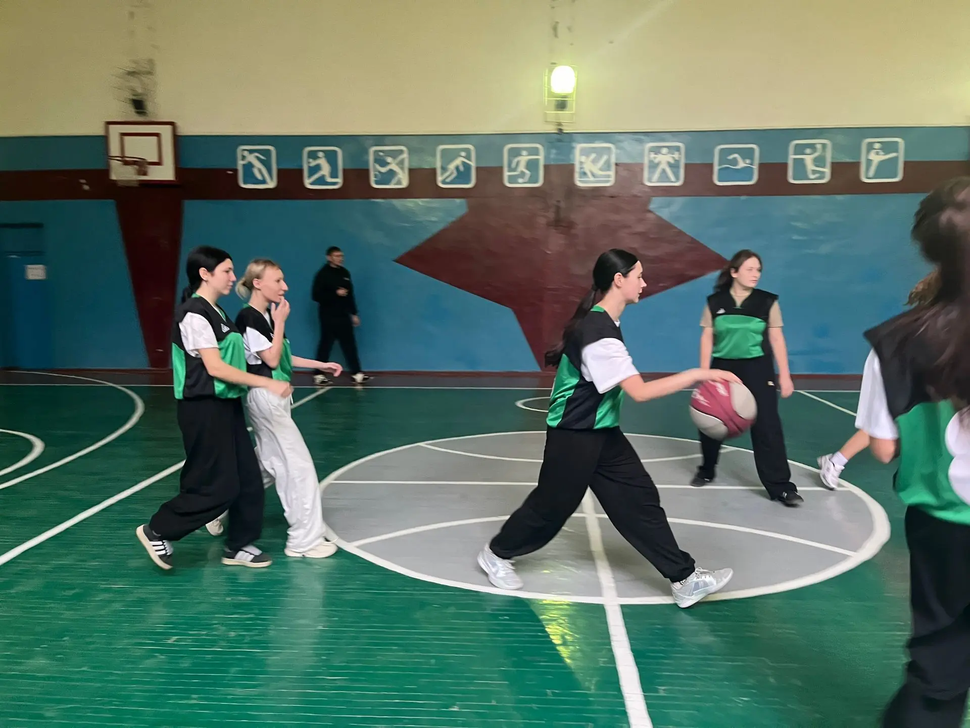 🏀 Спорт объединяет: в Ровеньках прошла товарищеская встреча по баскетболу