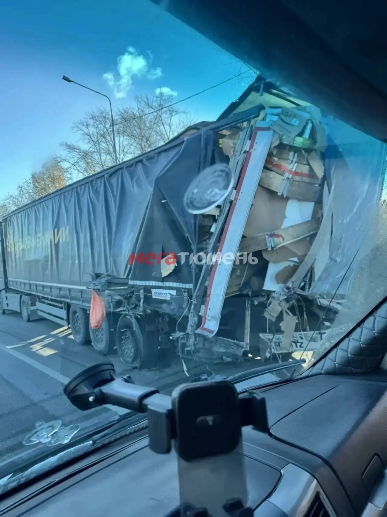 Кабина сгорела дотла: две фуры попали в серьезное ДТП на Московском тракте под Тюменью