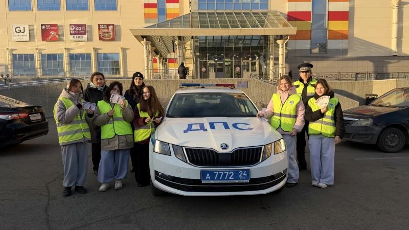 🚦Сотрудники ГАИ Норильска и юные инспекторы напомнили норильчанам о важности световозв...