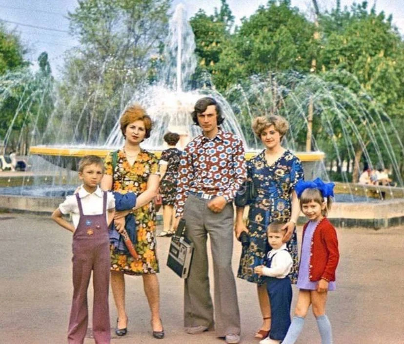 Обычная советская семья на прогулке в Москве. А говорят, что советские люди одевались с...