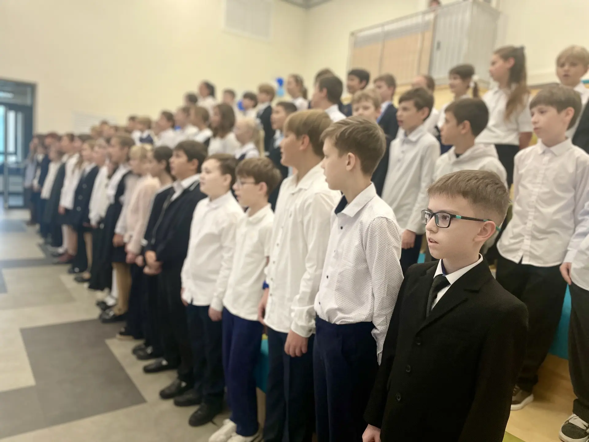 🇷🇺 Понедельник в нашей школе по традиции начался с торжественного подъёма Государстве...