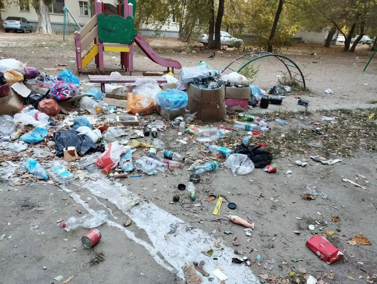 На детской площадке на Качинцев, 124 грустная картина