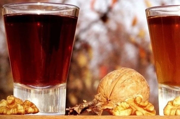 Ореховый отвар удалит зубной камень и налет