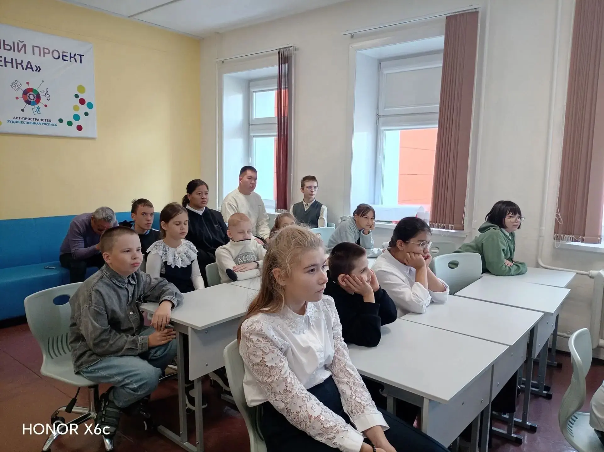 Активисты  движения провели для учеников 5-го класса особую беседу, посвящённую Дню отц...