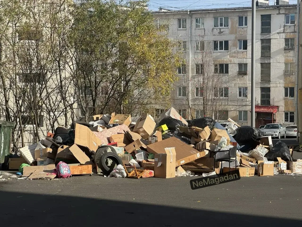 На улице Горького, 19 в центре города образовалась мусорная площадка. Об этом сообщают ...