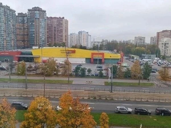 С фасада на Гражданском проспекте исчезают вывески «Окей»
