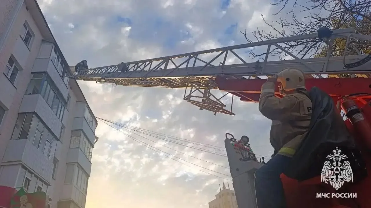 ❗ Женщину спасли из горящей квартиры на площади Поликарпова