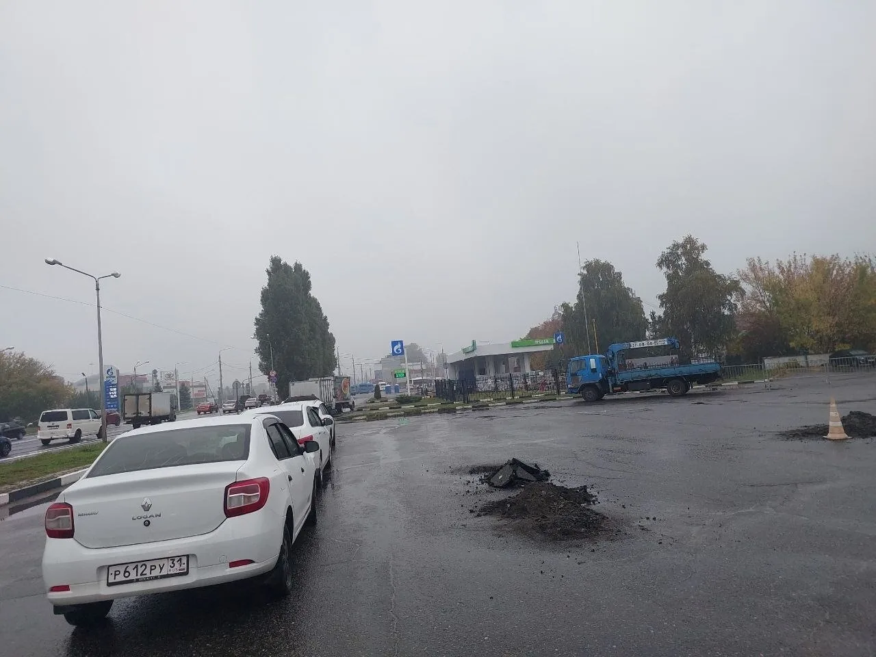 Очередь на газовой заправке заметили в Белгороде. Власти признали, что проблемы с поста...