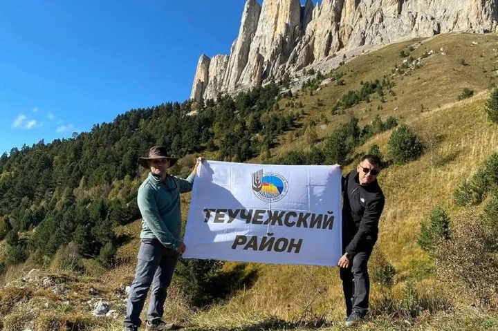 Житель аула Габукай Рустам Сташ вместе с односельчанином развеял флаг родного Теучежско...
