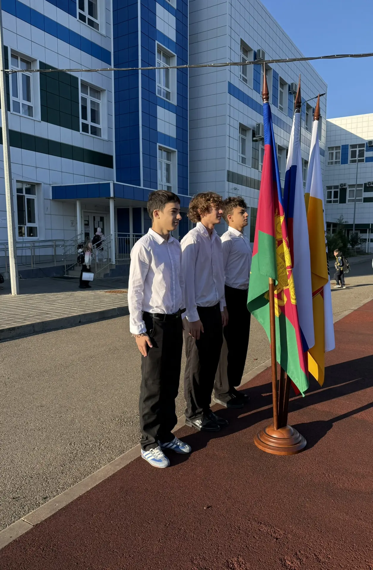 📅 5 октября учебная неделя началась с традиционной линейки поднятия флагов! 🇷🇺