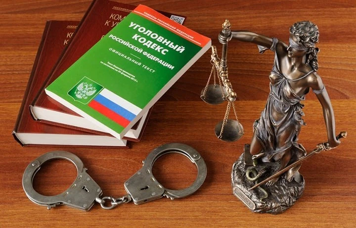 Суд отправил в колонию бывшего полицейского, избившего задержанного.