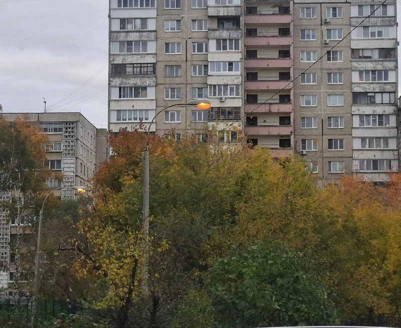 💡 Днём горит свет во дворах на Келдыша