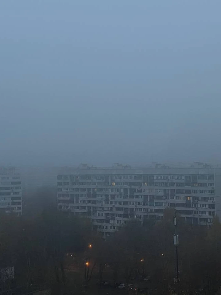 Столица тонет в тумане.