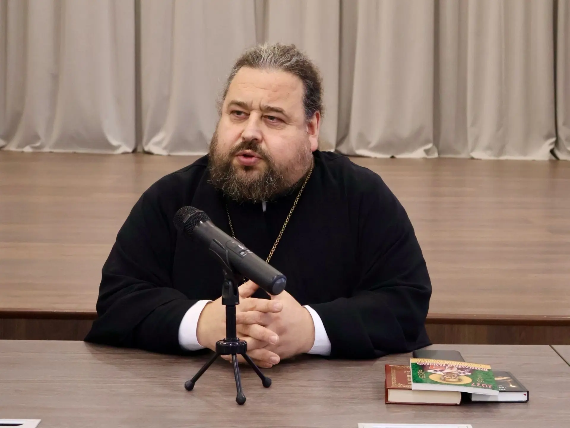 Протоиерей Андрей Вахрушев провел встречу с курсантами Псковского филиала Университета ...