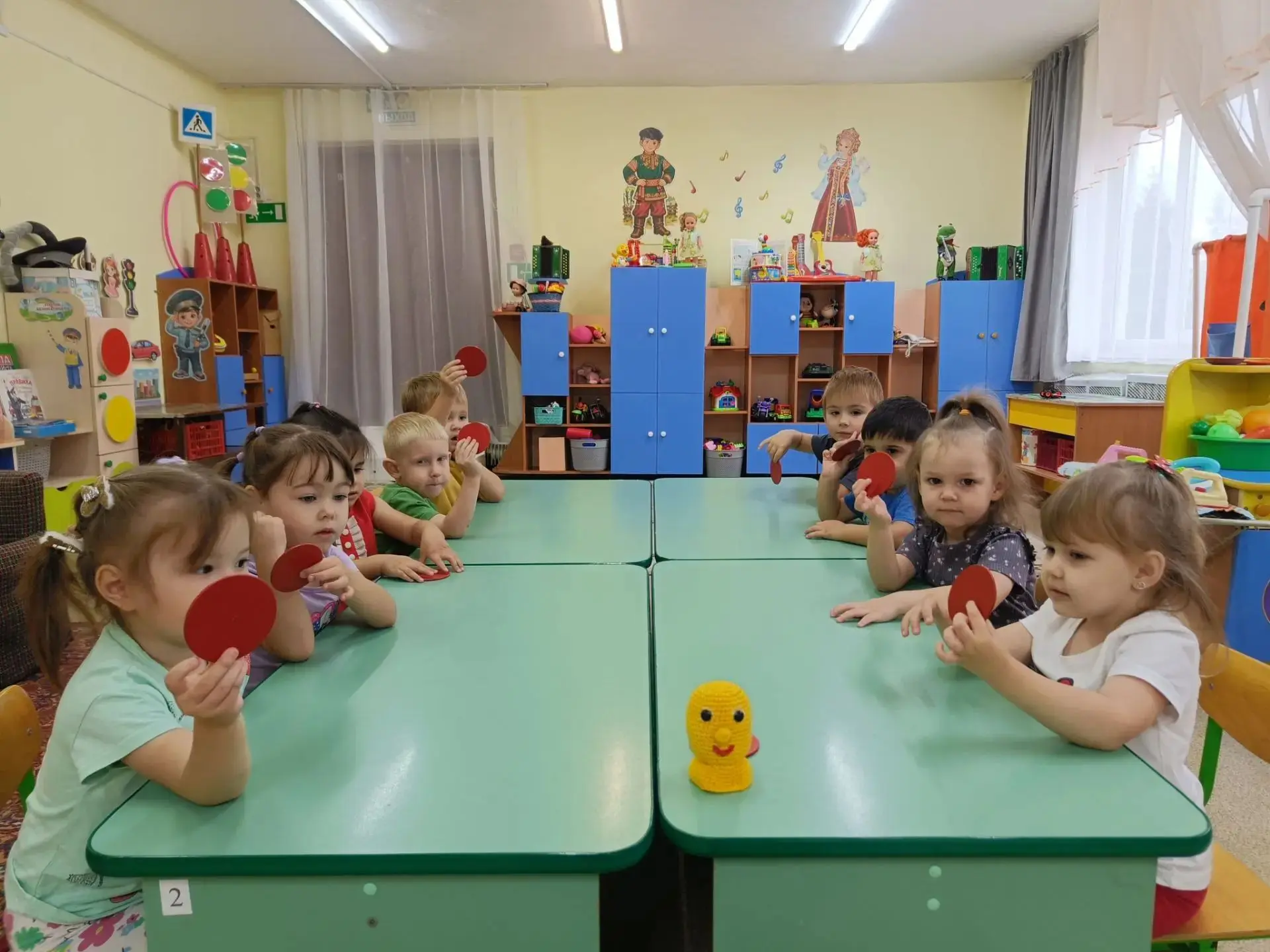 Ребята играли с колобком