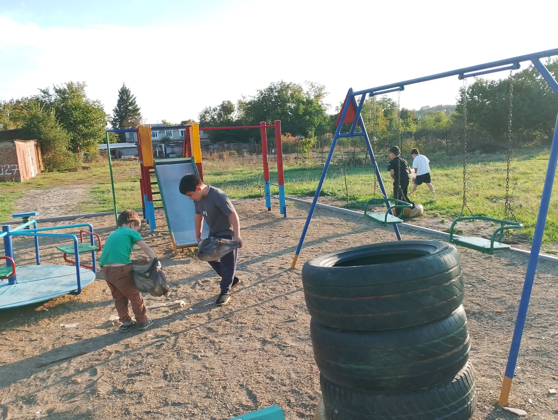 Мы сегодня с ребятами провели очень хороший  и правильный день. Навели порядок и чистот...