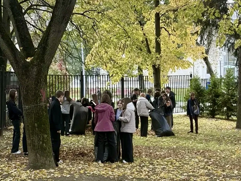 🍂 Дело мастеров боится: наши волонтёры на осеннем субботнике!