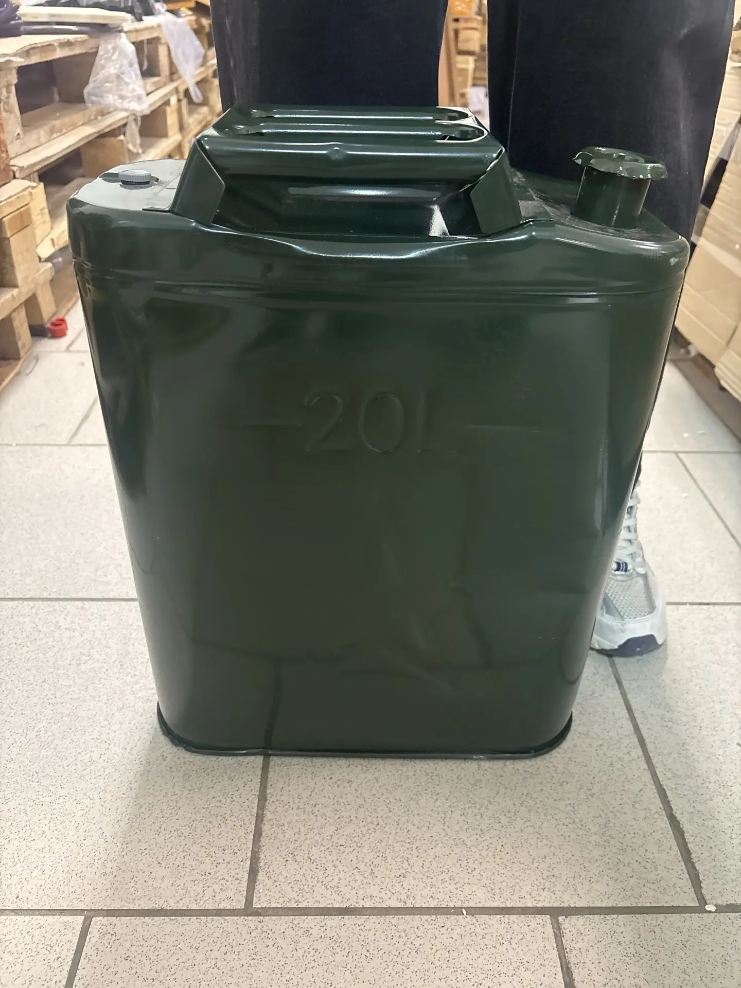 Продам канистру 20л