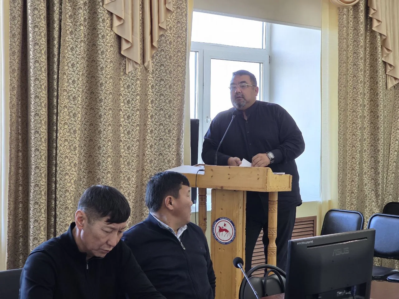 Третьим вопросом повестки дня стало присвоение почетного звания «Нам улууһун Ытык киһит...