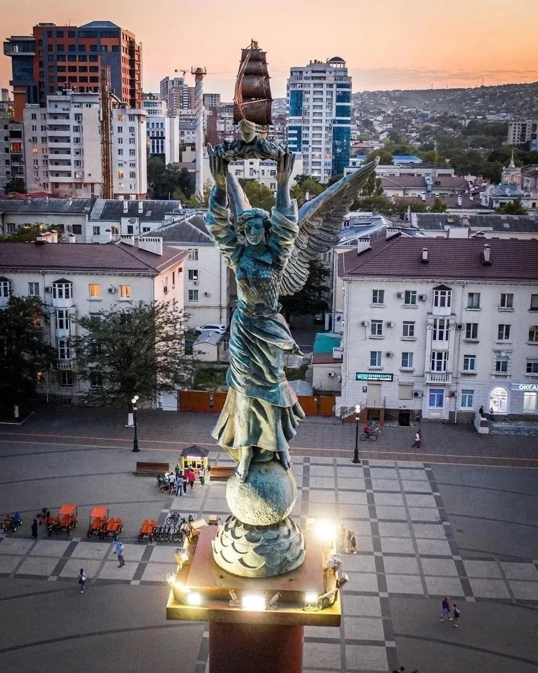 Стела «Морская слава России» в лучах заката.