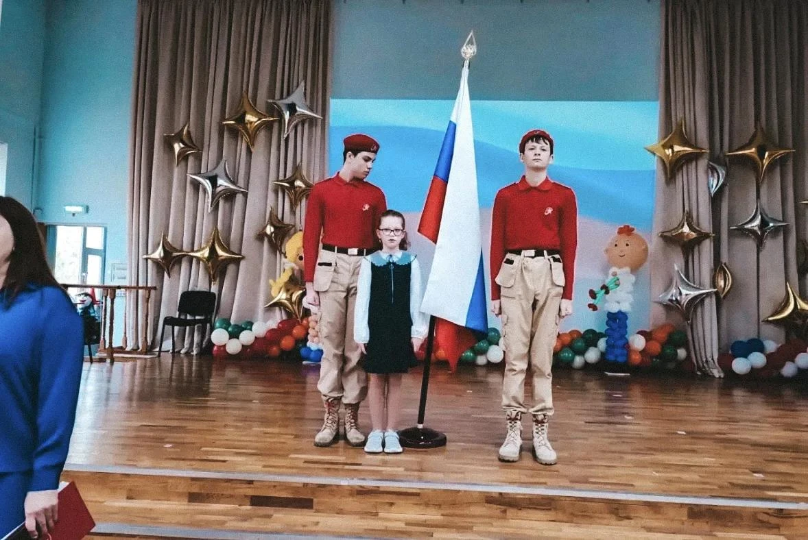 🇷🇺По традиции учебная неделя в нашей школе началась с торжественной церемонии вноса и...