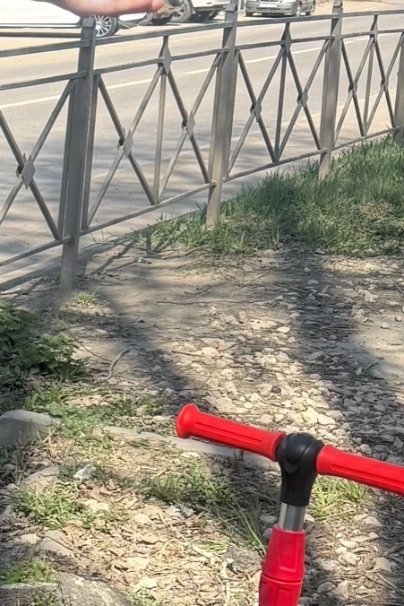 🛴В парке оставили красный самокат. Просьба кто взял вернуть самокат.
