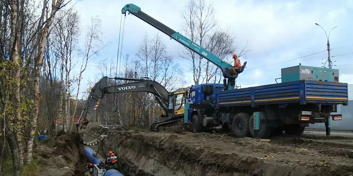 🚧 В Мурманске продолжается замена водовода на Кольском проспекте