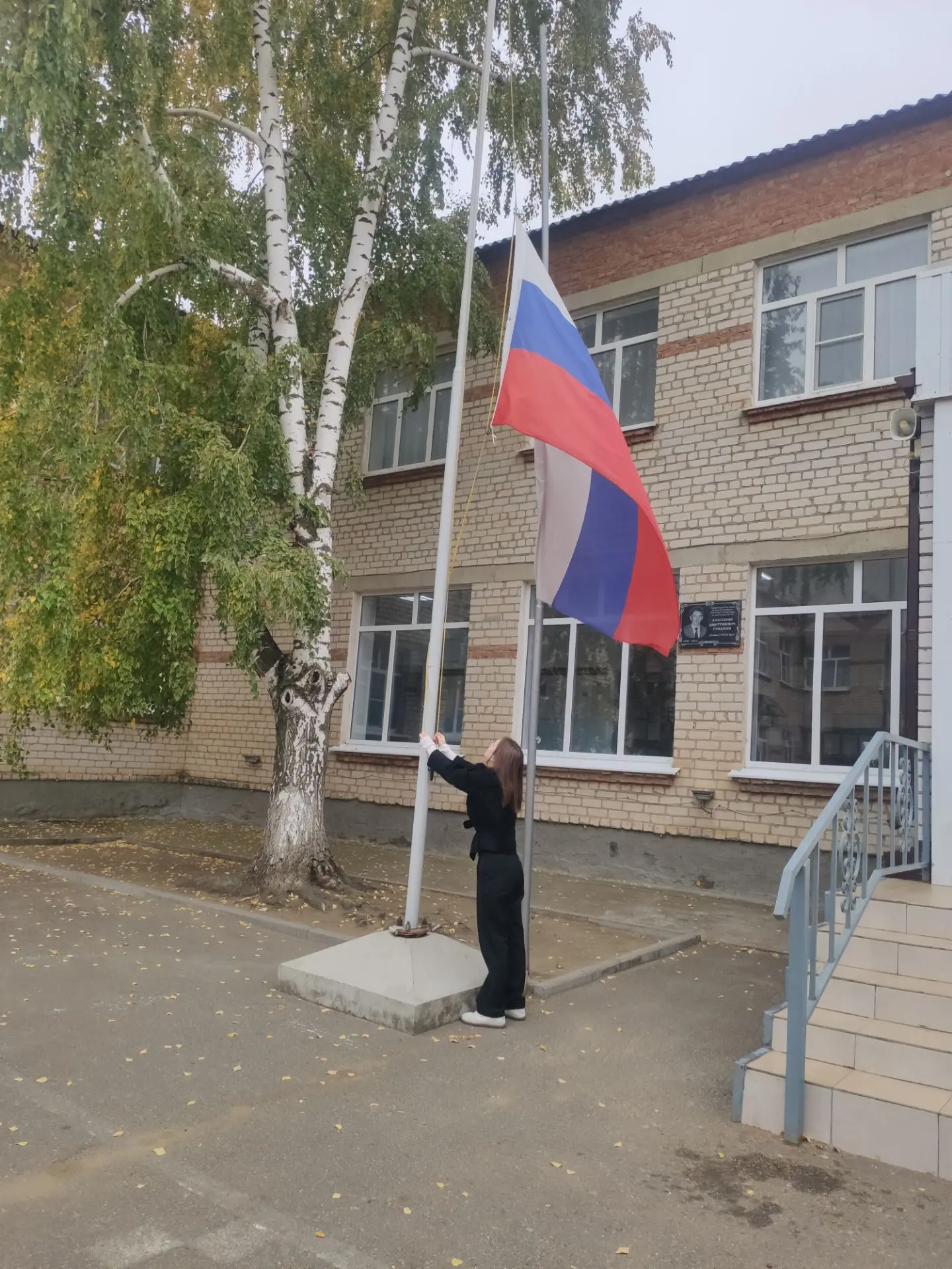 Традиционно  неделя началась линейка  с линейки на которой было поднятия флага РФ И ИСП...