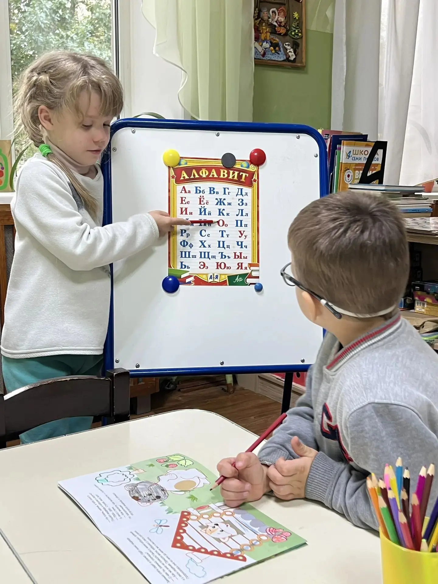 🎒 «Игра в школу» как дошкольники из группы «Незабудка» готовятся к новому этапу.