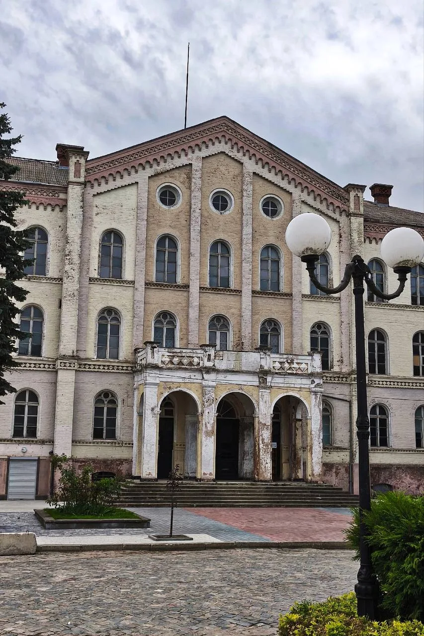 Здания, словно стражи времени, хранят в своих очертаниях дух прошлых эпох💔