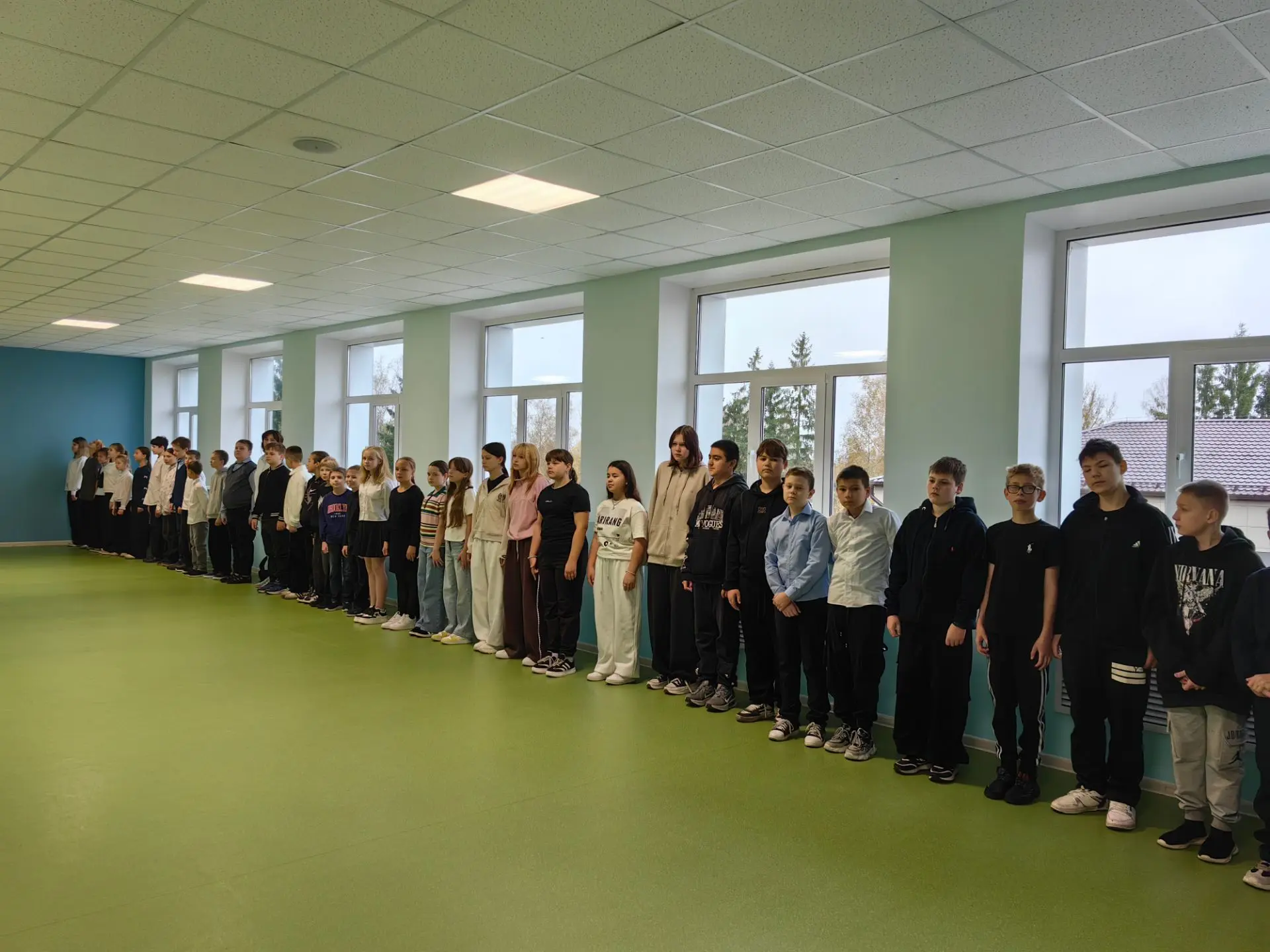 🗓️Утро понедельника в школе традиционно началось с исполнения гимна Российской Федерац...