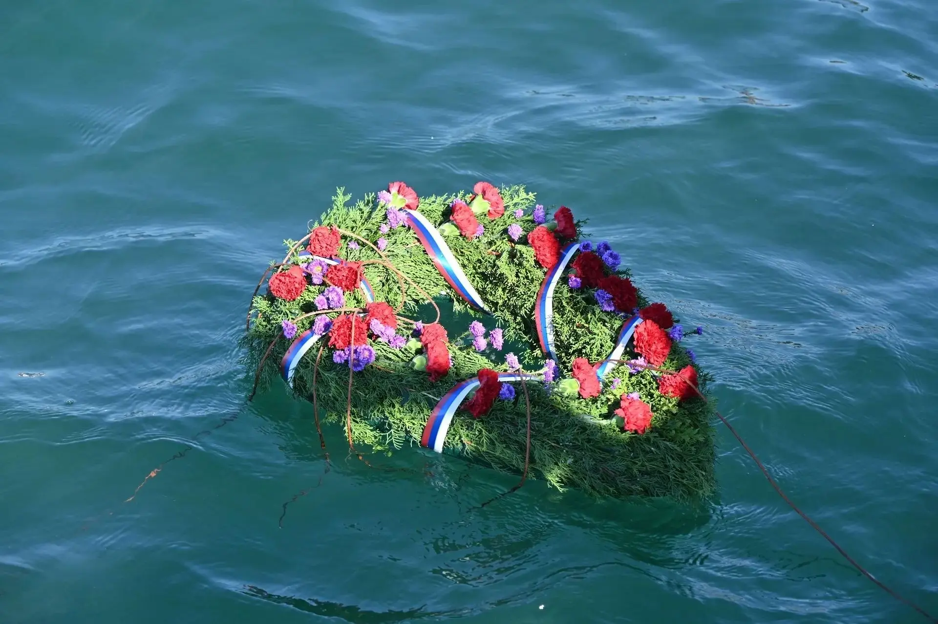 🌊 В Сочи прошла акция «Венок памяти»