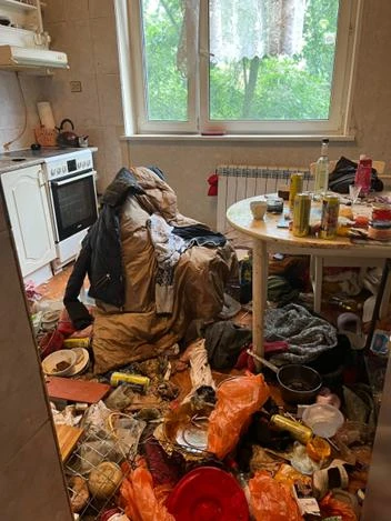 Квартира пожилой москвички на улице Лобачевского была завалена мусором и старыми вещами.