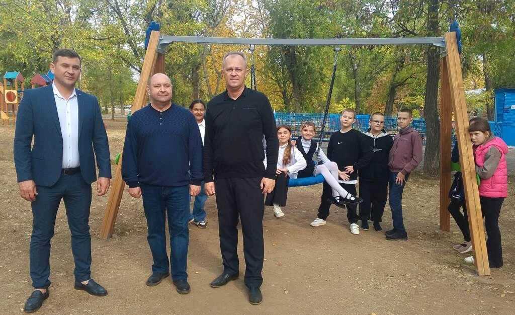 В парке Победы установили новые качели для юных волгодонцев: помогли депутаты