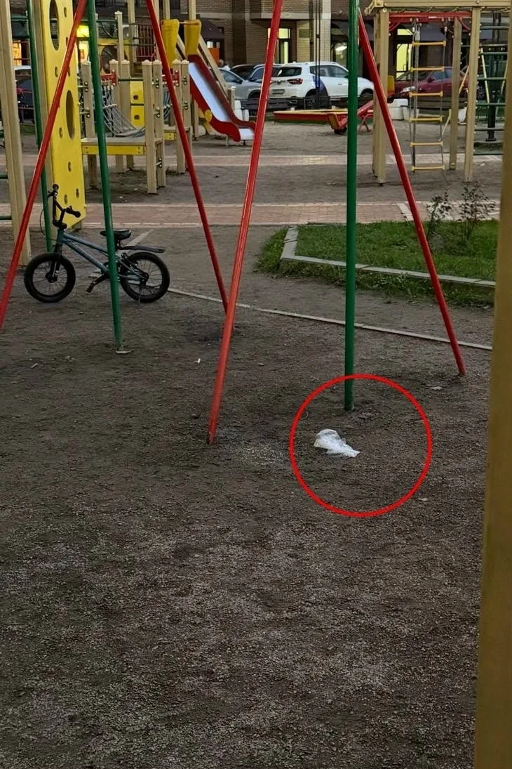 Пакет с водой упал рядом с ребёнком на детской площадке на улице Бутлерова