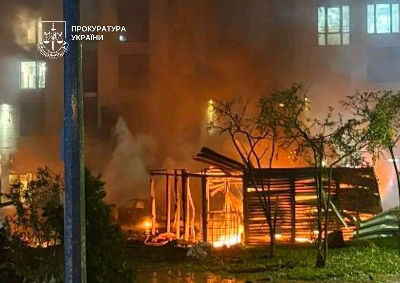 ХохлоПВО сбили беспилотник прямо на жилой дом в Киеве. В результате возник пожар в квар...