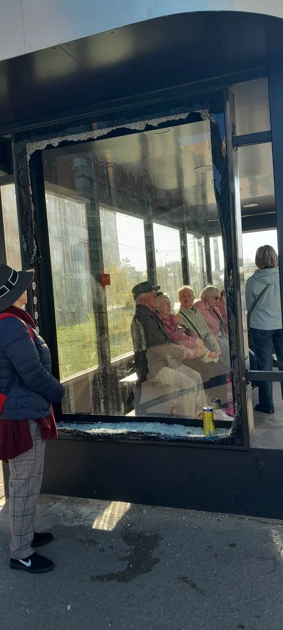 В 37мик стояла красивая,удобная остановка.Но вандализм процветает.Кто то разбил боковое...