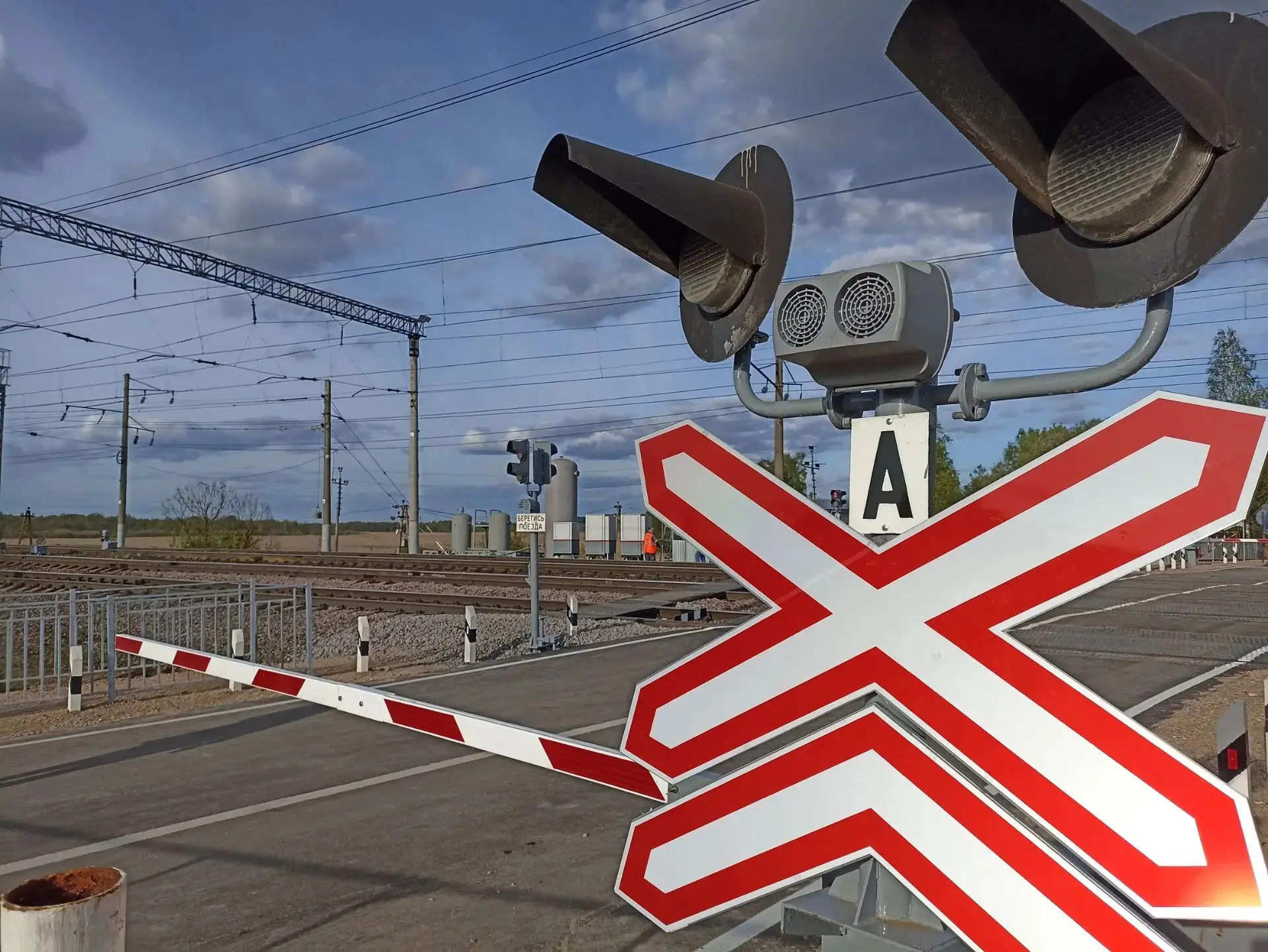 Движение автомобилей через переезд, расположенный в поселке городского типа Уваровка в ...