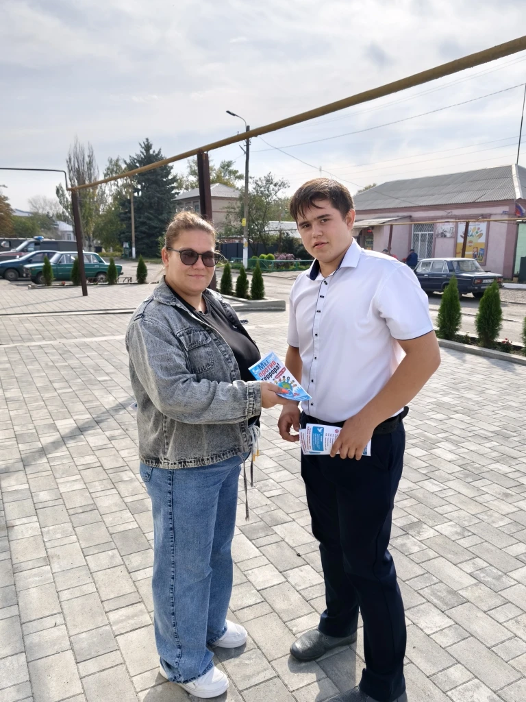 Специалисты МБУ «Красноармейский СДК» совместно с учащимися 10 класса ГБОУ «Красноармей...