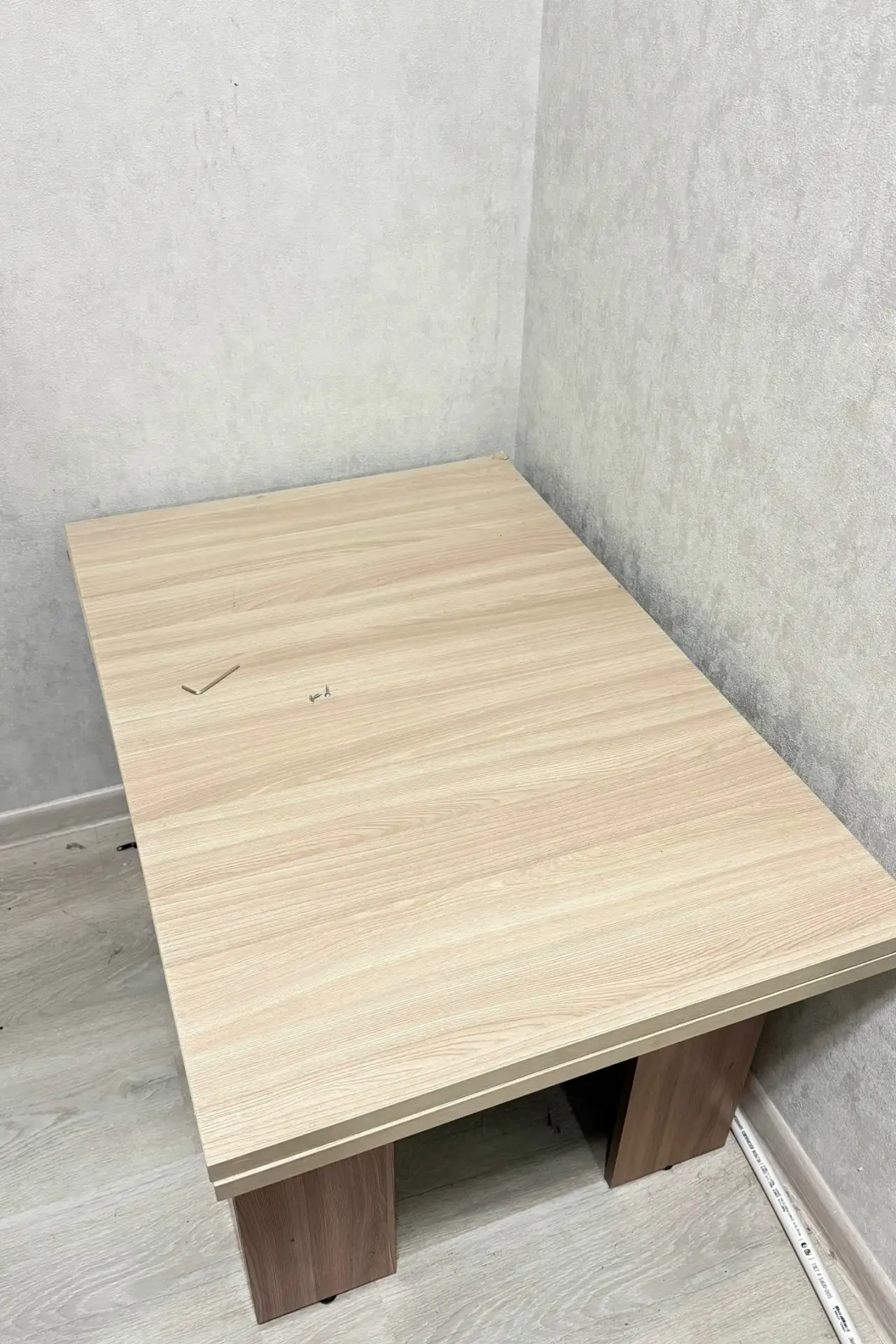 Отдам журнальный столик с раскладным механизмом. Раскладывается в большой обеденный сто...