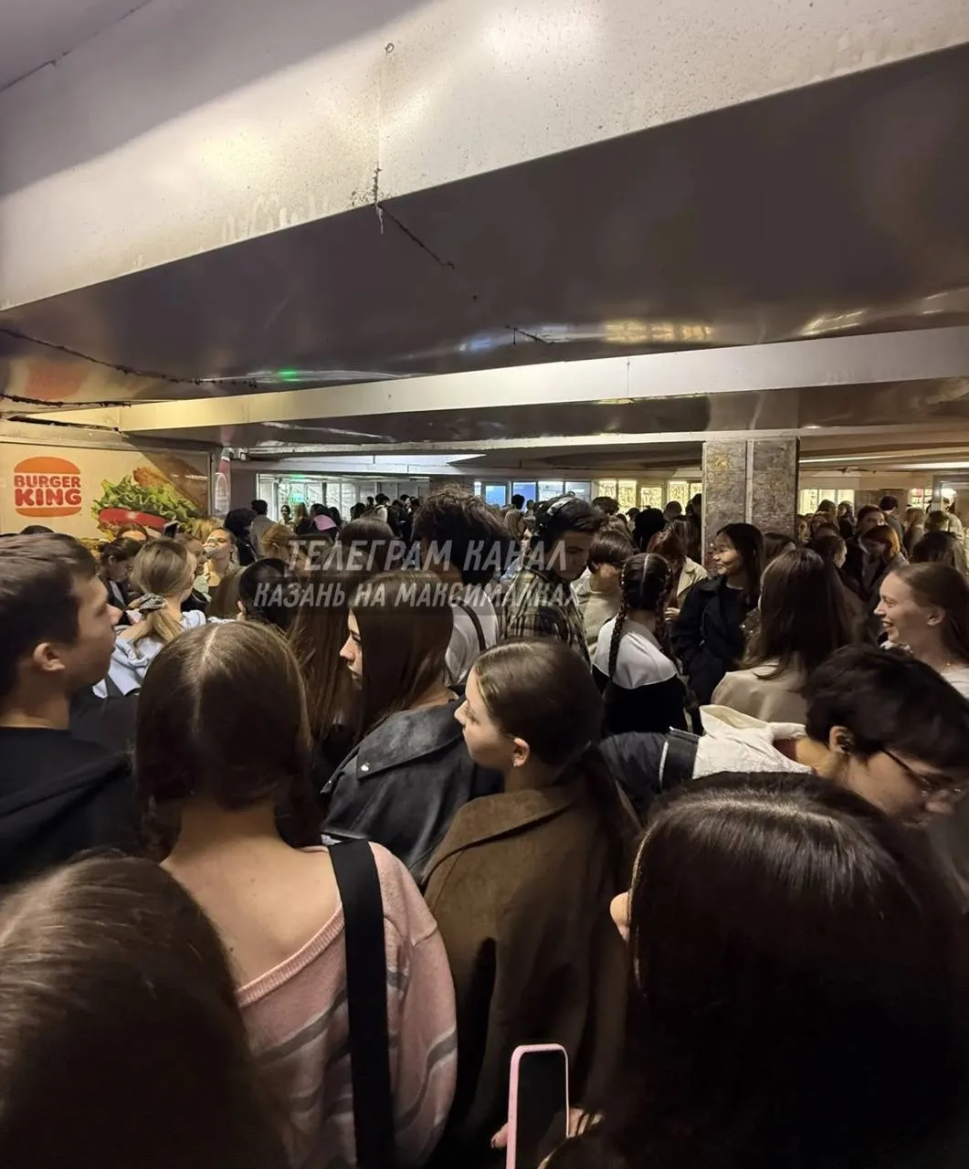 🤯Обстановка в метро во время сегодняшней ракетной опасности, эвакуировавшиеся студенты...