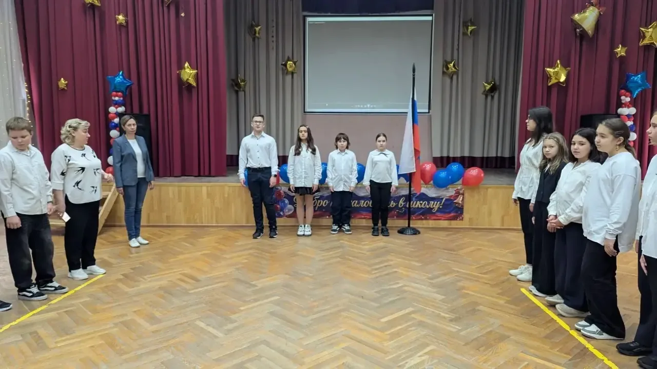 🇷🇺 Новая учебная неделя началась с традиционной торжественной церемонии выноса флага ...