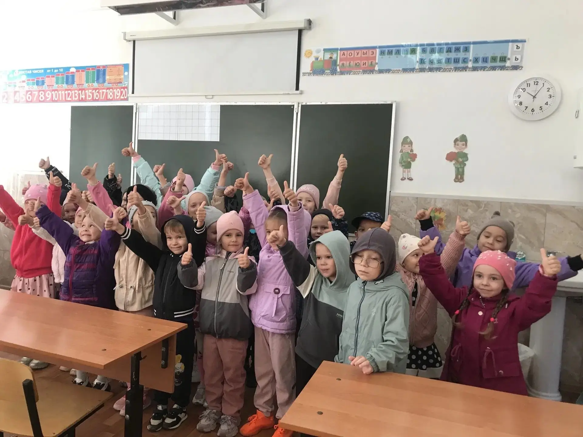 День учителя в России ежегодно отмечается 5 октября. Воспитанники детского сада не оста...