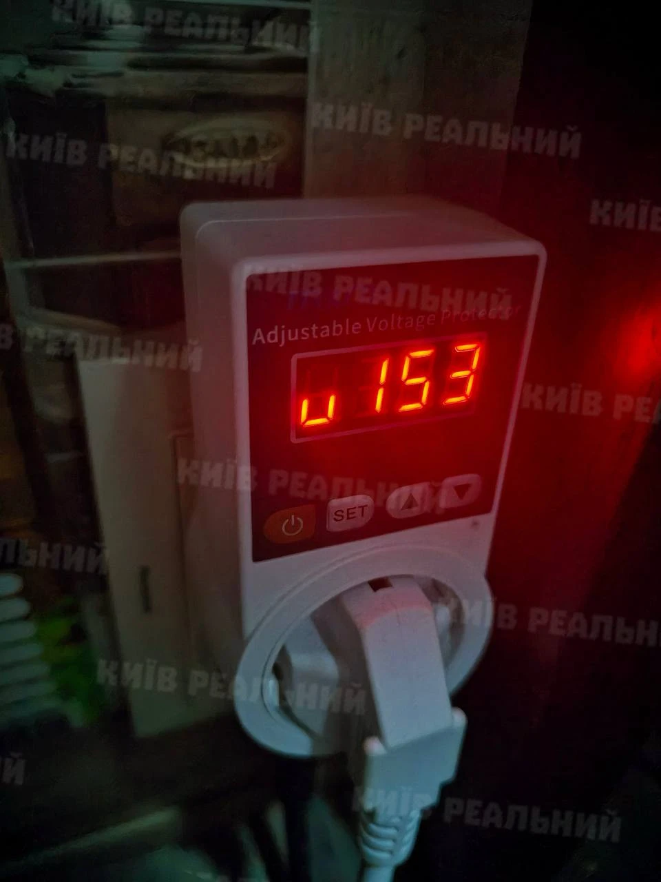 Продолжаются перебои с электроэнергией в Киеве и области.