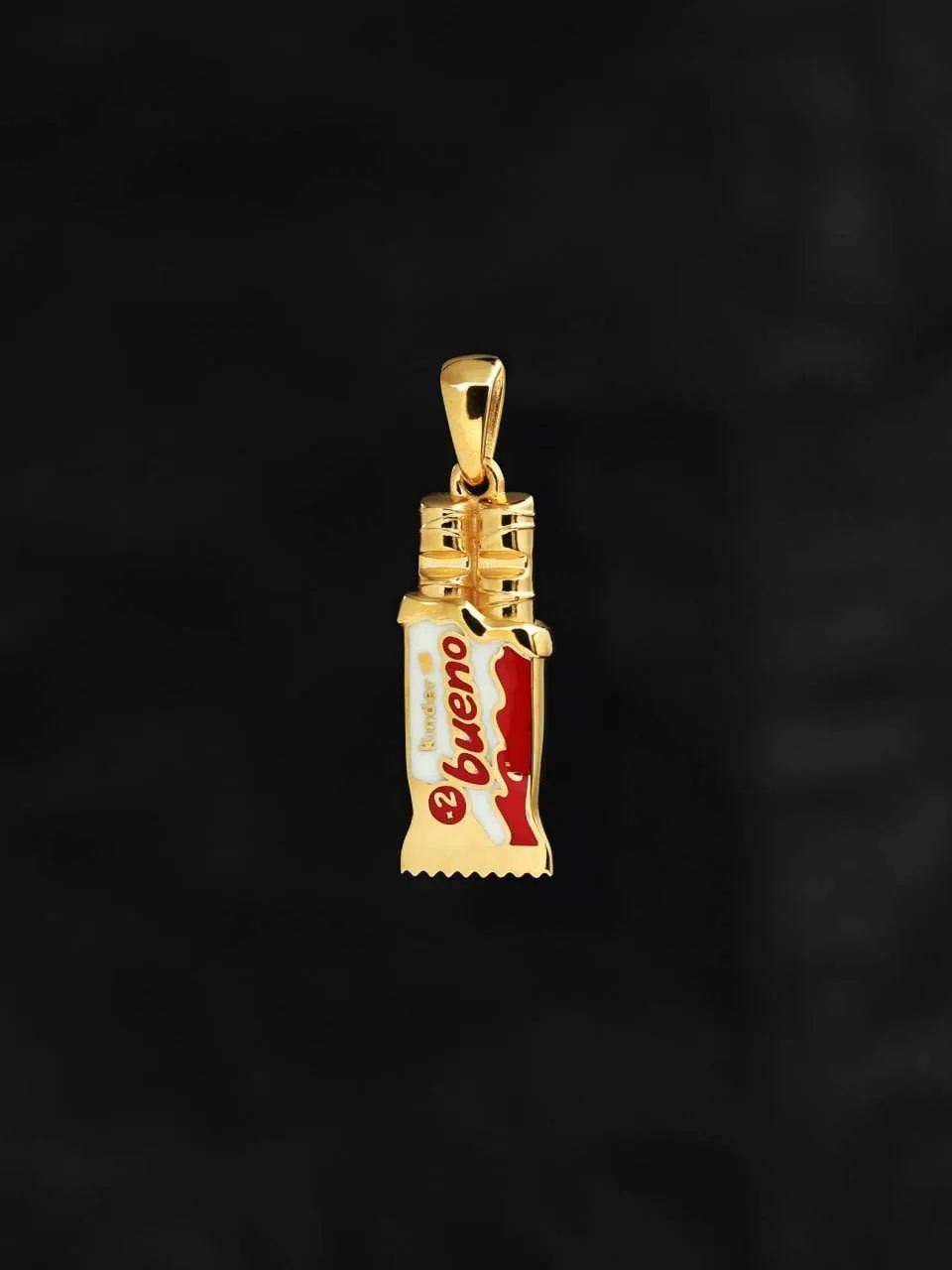 Московские ювелиры представили кулон в виде Kinder Bueno.