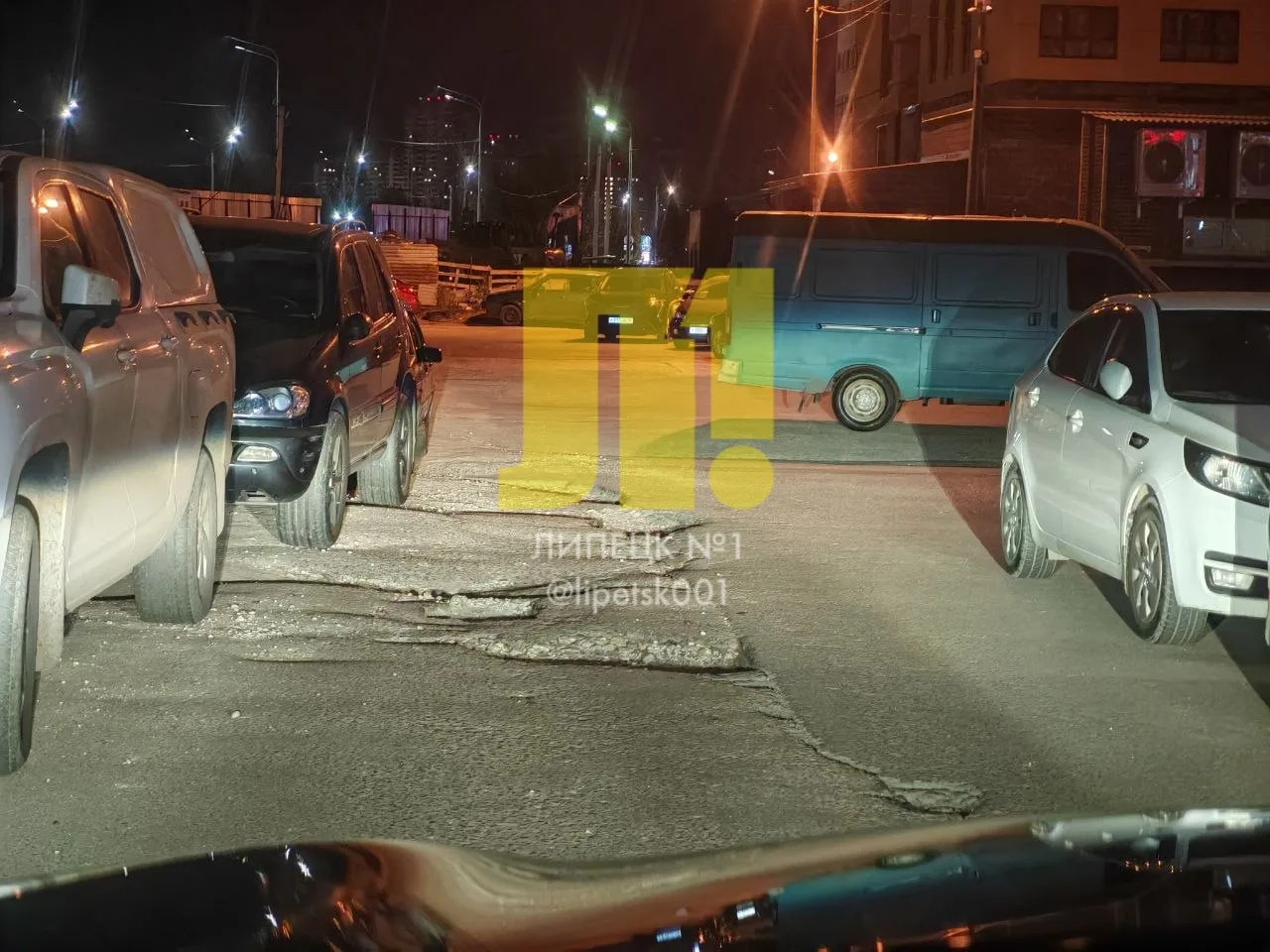 Во дворе Осканова, 1, сложилась опасная ситуация — из-за ям на дороге к дому могут не п...