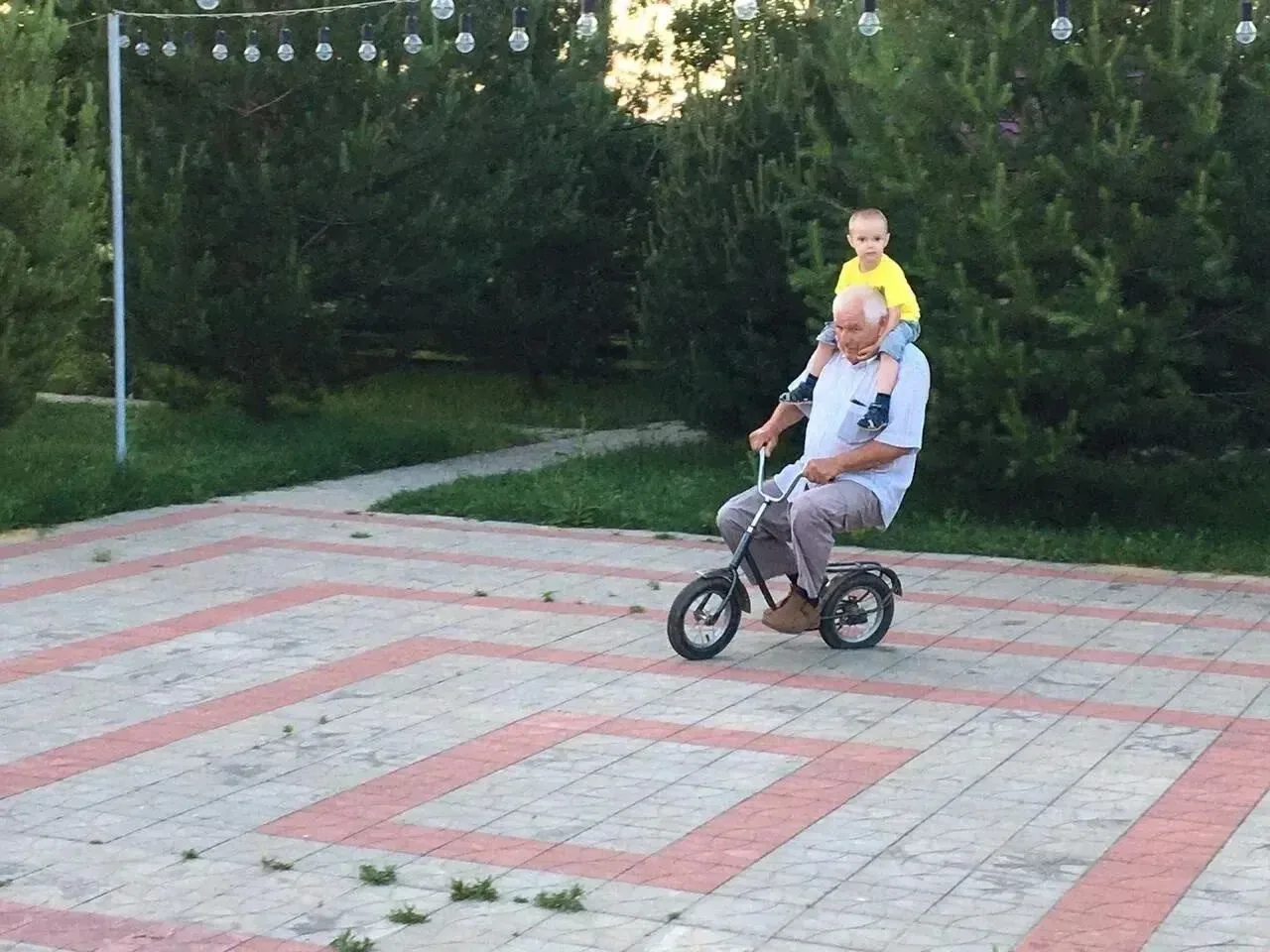 Мой любимый дедушка Вася учил меня ездить на велосипеде, но у меня не получалось. И тог...