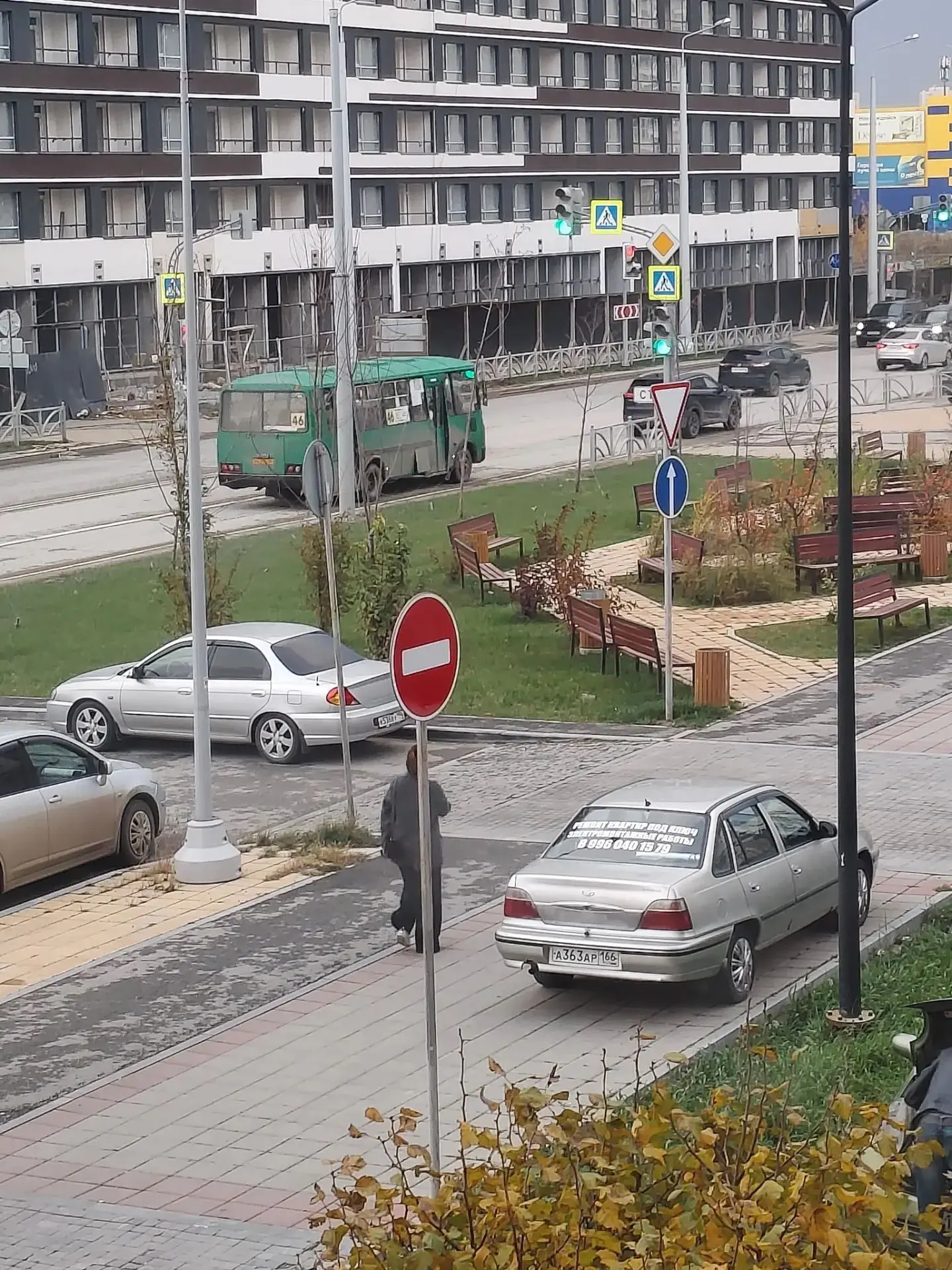 Неделю стоит авто на пешеходном тротуаре на Рябинина, 47